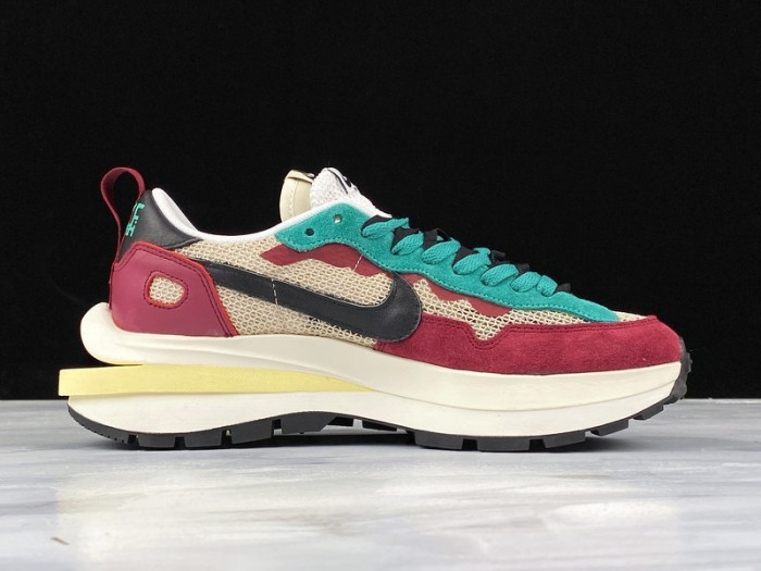 sacai x nike regasus vaporrly sp beige/purplish red-grass green bv0073-102